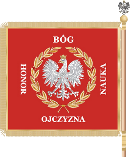 awers sztandaru, orzeł na czerwonym tle, z każdej strony orła napis: Bóg, Honor, Ojczyzna, Nauka