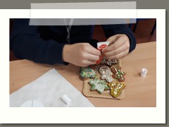 Spotkanie wigilijne i dekorowanie pierników w klasie 6 a