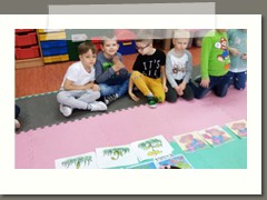 Jeżyki sadzą roślinki (7)